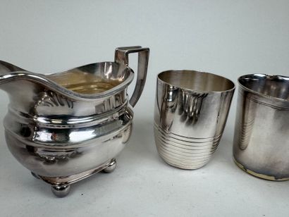Set of silver-plated metal :
- a coffee pot,...