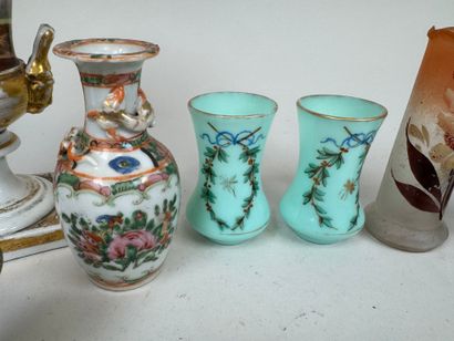 Small lot of display items including:
- PARIS,...