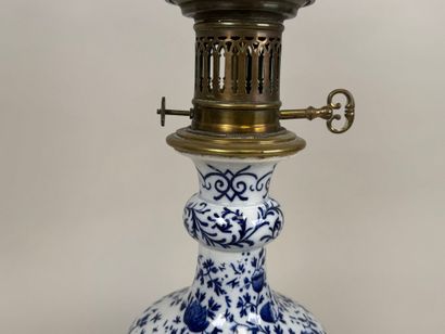Blue and white porcelain oil lamp decorated...