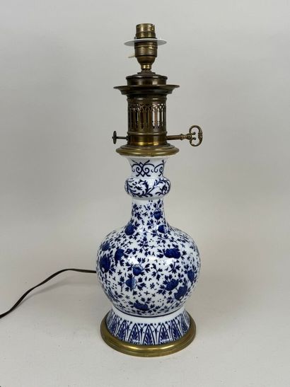 Blue and white porcelain oil lamp decorated...