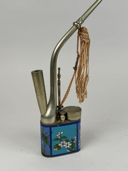 TIBET, 20th century.
Pipe in metal and cloisonné...