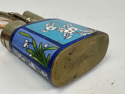 TIBET, 20th century.
Pipe in metal and cloisonné...