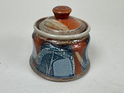 Le DON workshop.
Covered pot in polychrome...