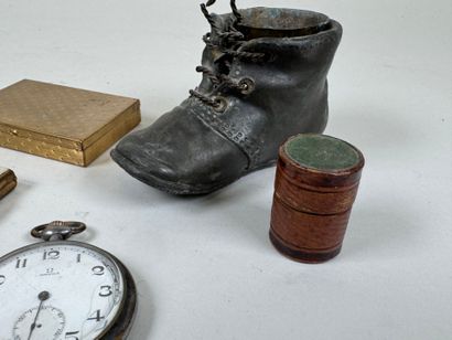 Small lot of display items including : 
-...