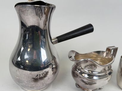 Set of silver-plated metal :
- a coffee pot,...