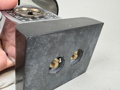COTNA.
Small clock in metal or brushed aluminum,...