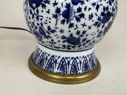 Blue and white porcelain oil lamp decorated...