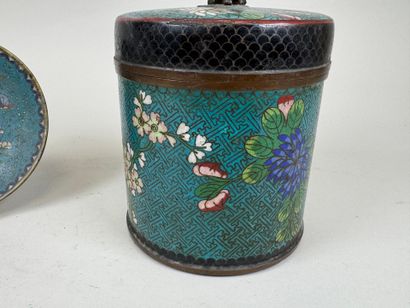 CHINA, 20th century.
Cylindrical pot in cloisonné...