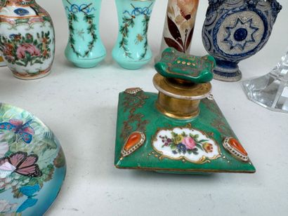 Small lot of display items including:
- PARIS,...