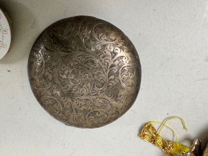 Small lot of display items including : 
-...