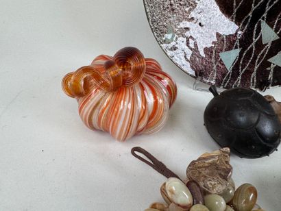 Lot including :
- 4 wooden fruits.
- a bunch...