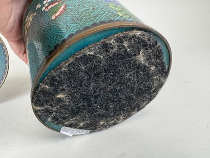 CHINA, 20th century.
Cylindrical pot in cloisonné...