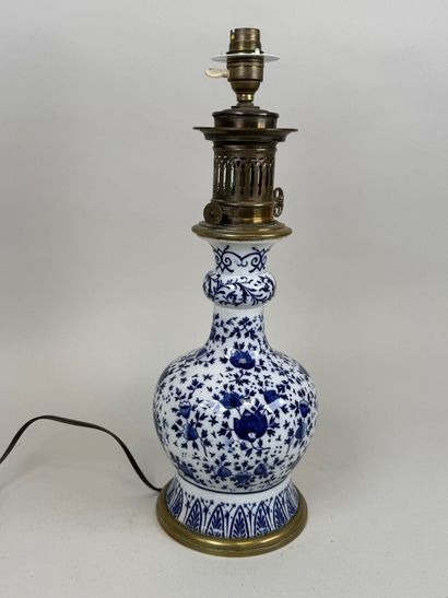 Blue and white porcelain oil lamp decorated...