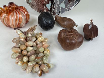 Lot including :
- 4 wooden fruits.
- a bunch...