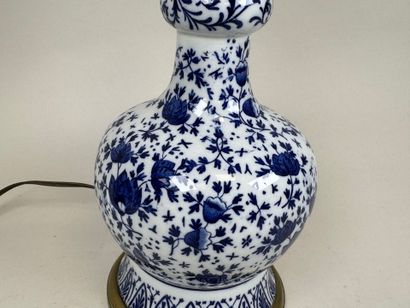 Blue and white porcelain oil lamp decorated...