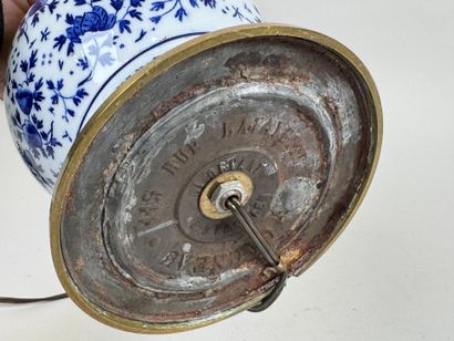 Blue and white porcelain oil lamp decorated...