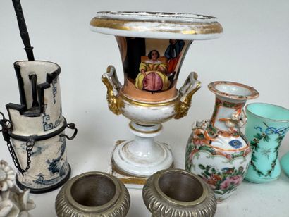 Small lot of display items including:
- PARIS,...