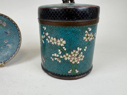 CHINA, 20th century.
Cylindrical pot in cloisonné...