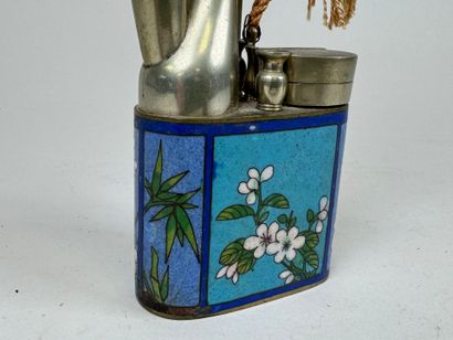 TIBET, 20th century.
Pipe in metal and cloisonné...