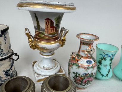 Small lot of display items including:
- PARIS,...