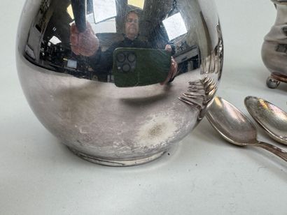 Set of silver-plated metal :
- a coffee pot,...