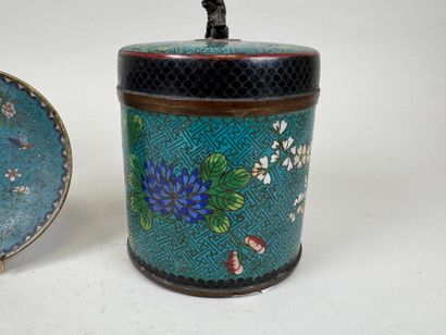CHINA, 20th century.
Cylindrical pot in cloisonné...