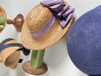 Collection of straw hats for dolls, sizes...