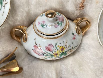 Flower-decorated porcelain tea set, including...