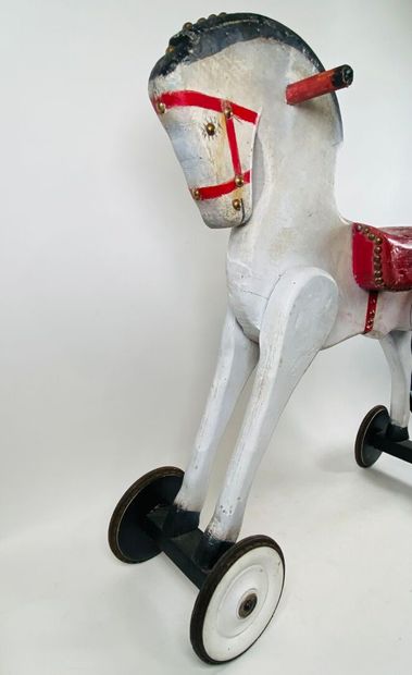 Polychrome wooden horse on wheels.
74 x 74...