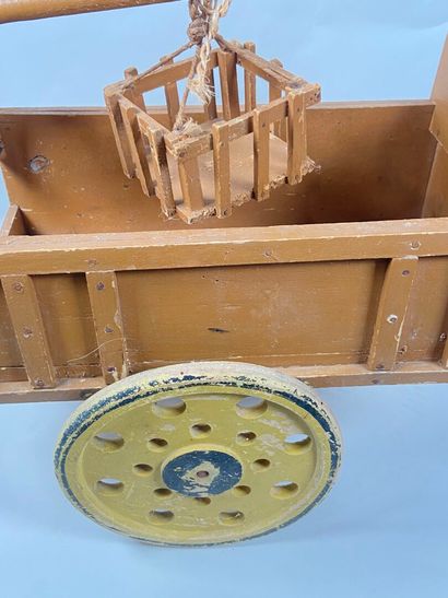 Polychrome wooden carriage.
40 x 80 x 27...