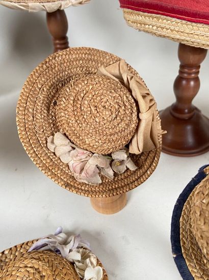Collection of straw hats for dolls, sizes...