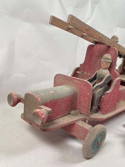 A wooden fire truck.
25 x 54 x 18 cm.
(from...