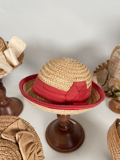 Collection of straw hats for dolls, sizes...