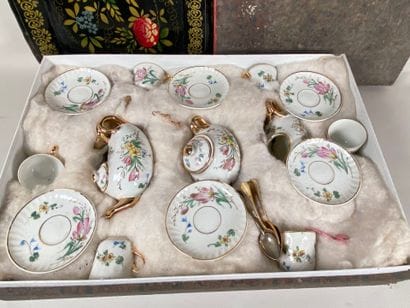Flower-decorated porcelain tea set, including...