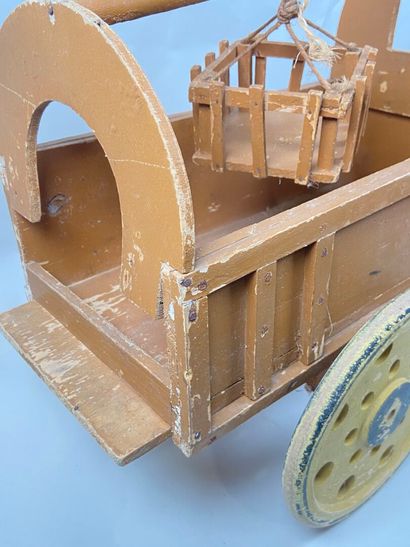 Polychrome wooden carriage.
40 x 80 x 27...