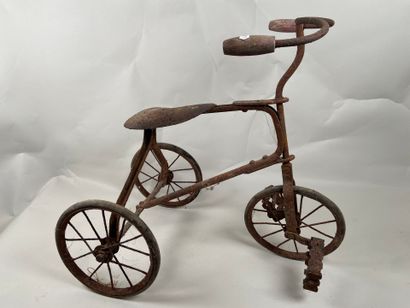 Metal tricycle.
50 x 54 x 30 cm.
(oxidat...
