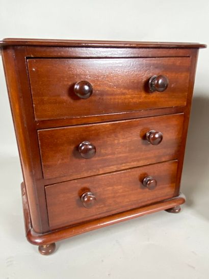 Chest of drawers with four drawers in front,...