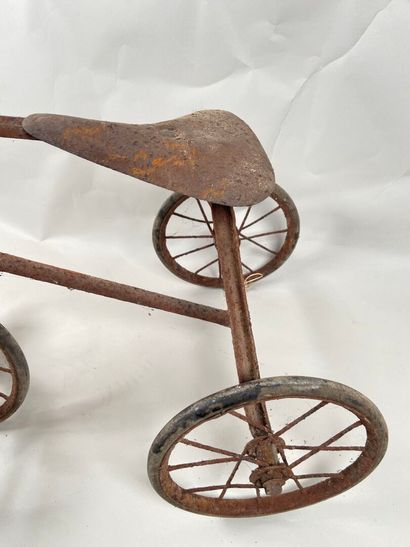 Metal tricycle.
50 x 54 x 30 cm.
(oxidat...