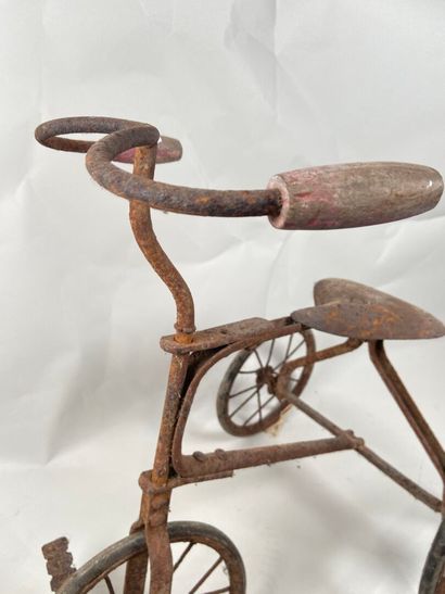 Metal tricycle.
50 x 54 x 30 cm.
(oxidat...