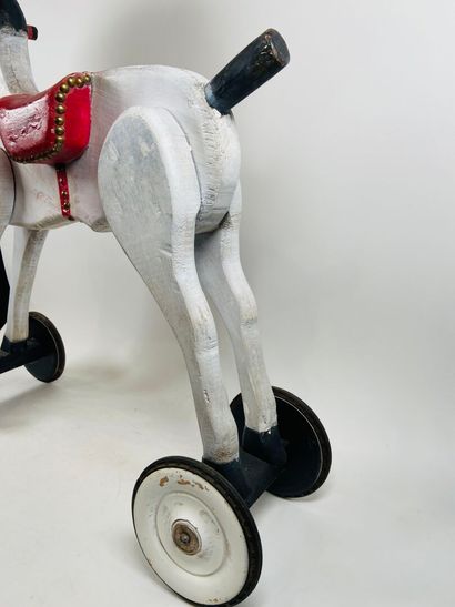 Polychrome wooden horse on wheels.
74 x 74...