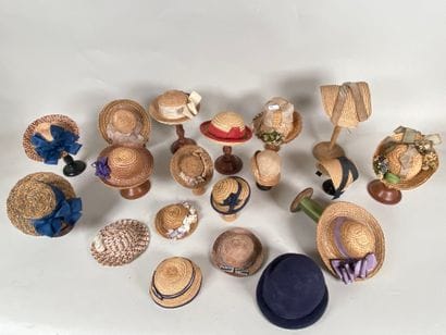 Collection of straw hats for dolls, sizes...