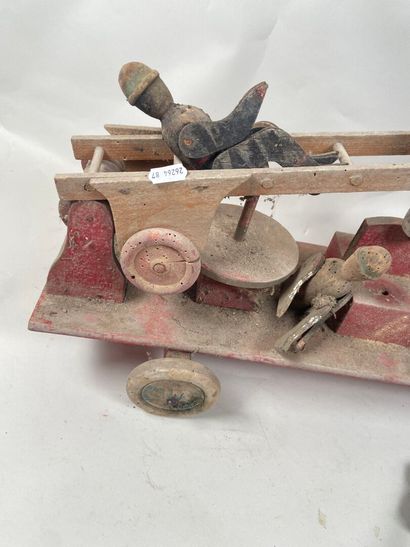 A wooden fire truck.
25 x 54 x 18 cm.
(from...