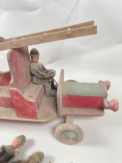 A wooden fire truck.
25 x 54 x 18 cm.
(from...