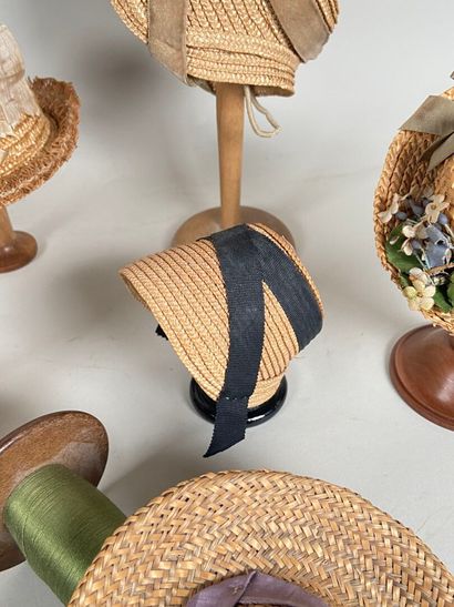 Collection of straw hats for dolls, sizes...