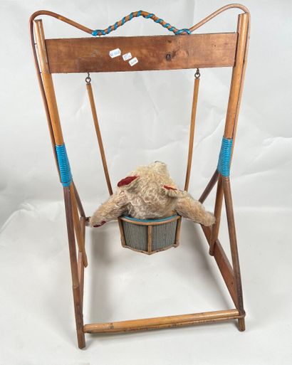 Wood and wicker swing.
65 x 40 x 40 cm.
An...