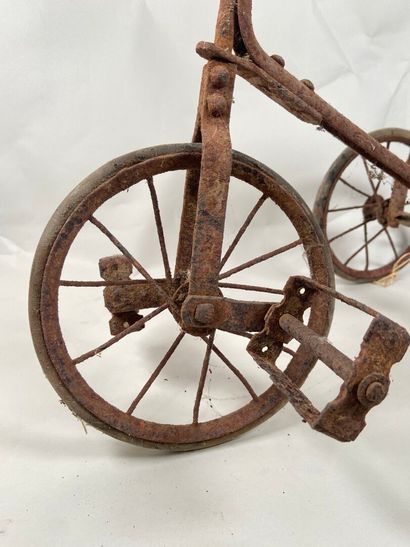 Metal tricycle.
50 x 54 x 30 cm.
(oxidat...