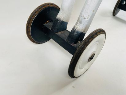 Polychrome wooden horse on wheels.
74 x 74...