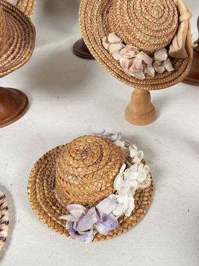 Collection of straw hats for dolls, sizes...