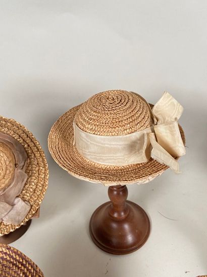 Collection of straw hats for dolls, sizes...
