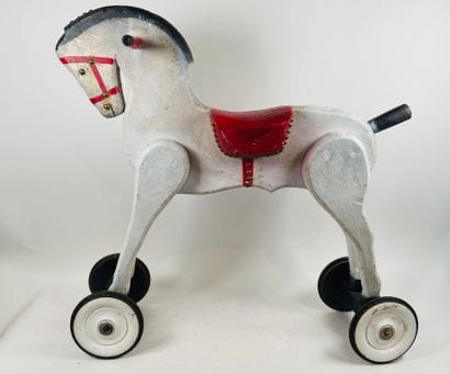 Polychrome wooden horse on wheels.
74 x 74...